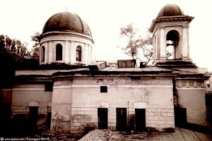 Храм святителя Николая в Котельниках. 1993 год. По воспоминаниям очевидцев, здание по периметру снаружи было так засыпано землей, что его приходилось откапывать.