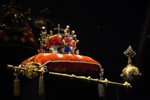9.Корона святого Вацлава, скипетр и держава на выставке в Пражском Граде. Чешские коронационные регалии выставляются только один раз в пять лет. Фото: Владимир Поморцев.